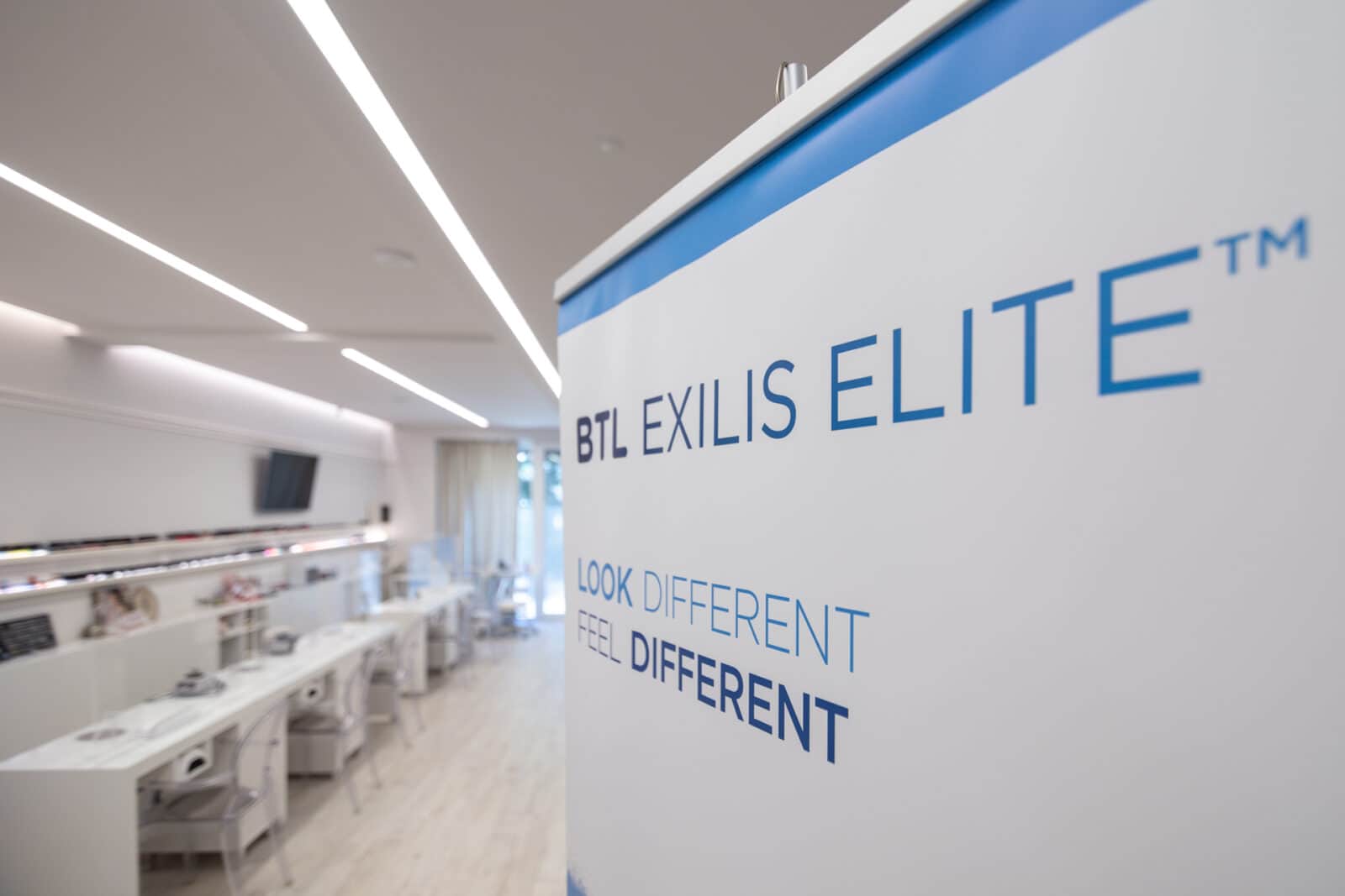 Натпис BTL Exilis Elite на стаклената преграда во салонот