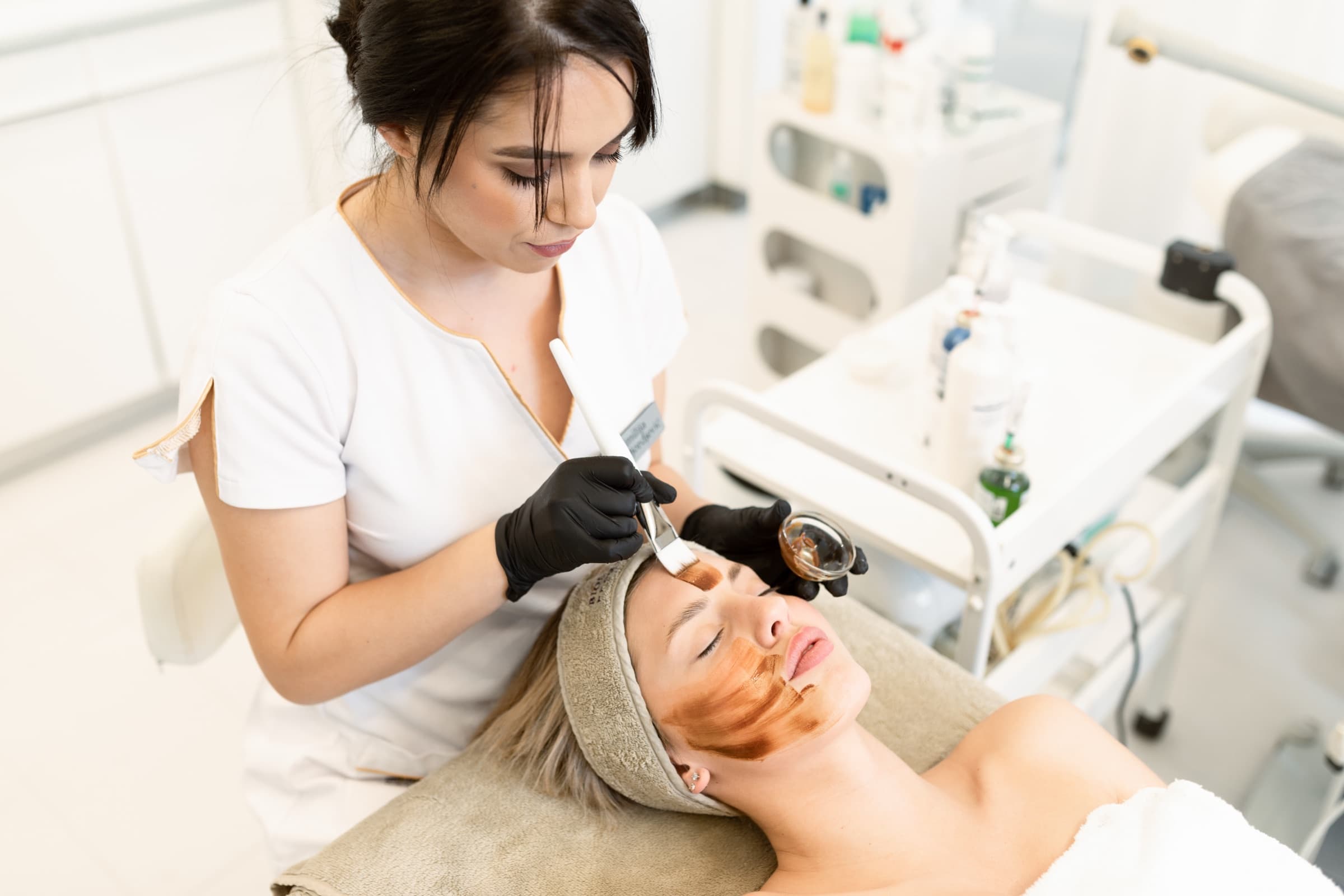 Nanošenje maske tokom tretmana lica u salonu Medeja, Niš